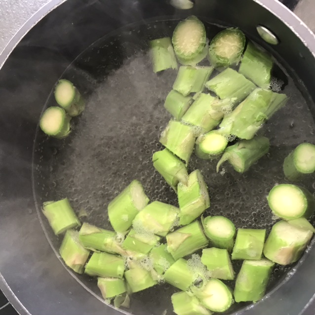 Blanchissez les tiges d’asperge dans l’eau salé porté à l’ébullition pendant 3 minutes