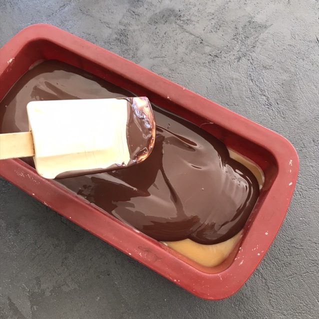 Etalez le chocolat sur le caramel
