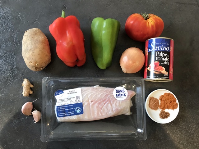 Ingrédients pour le poisson aux poivrons dans la sauce tomates relevée