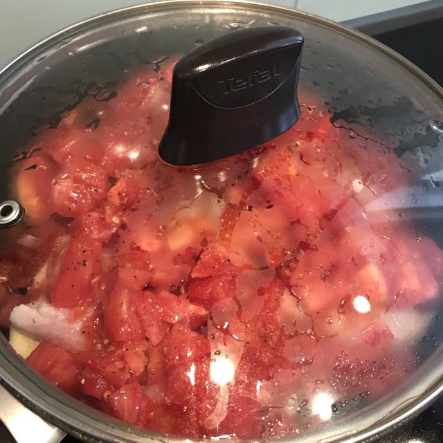 Ajoutez la sauce tomate et la tomate fraîche, couvrez et laissez mijoter