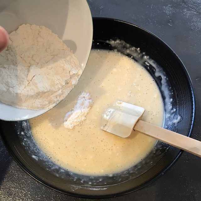 Ajoutez la farine et la levure chimique
