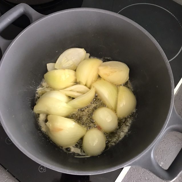 Faire revenir les oignons dans le beurre et huile d'olives
