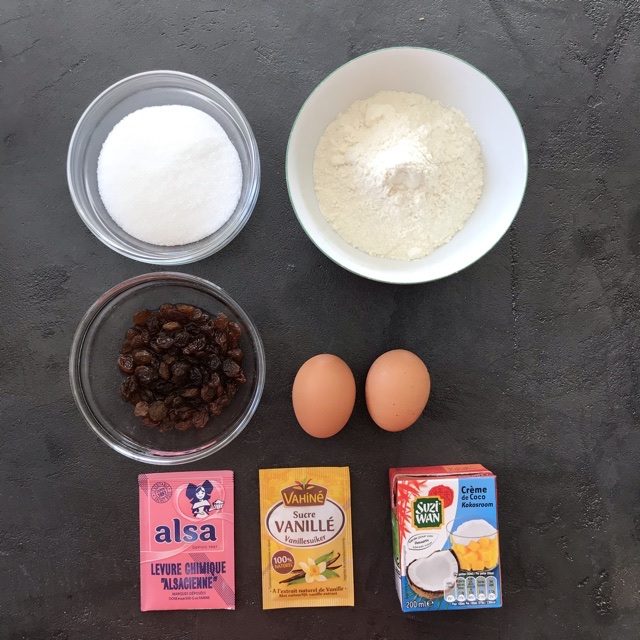 Ingrédients pour le gâteau à la crème de coco et rhum et raisins