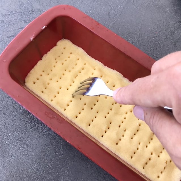 Piquez le biscuit avec une fourchette