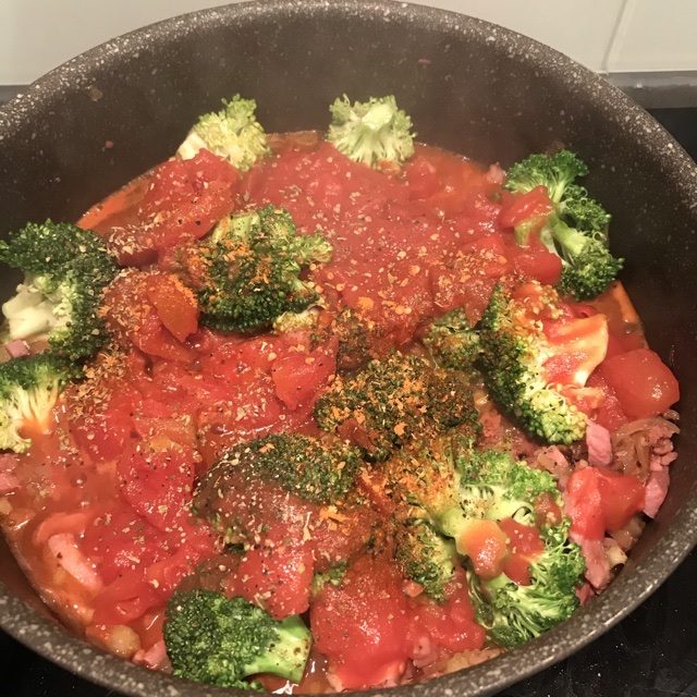 Ajoutez les brocolis et la sauce tomate