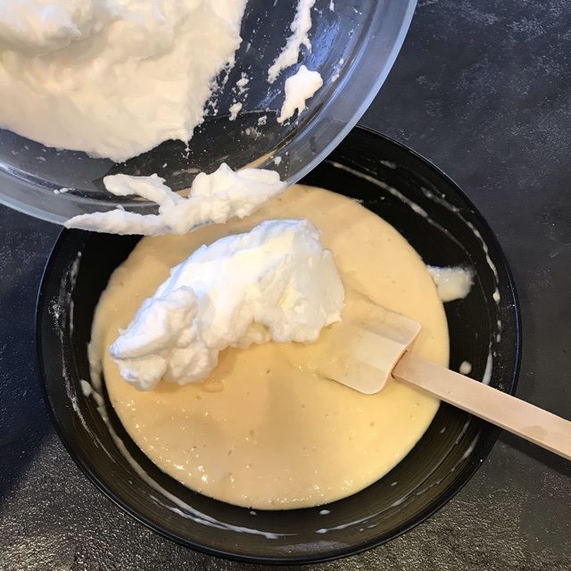 Ajoutez les blancs délicatement à la pâte