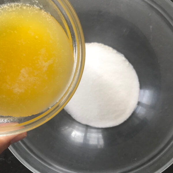 Brownie : mélangez le beurre et le sucre
