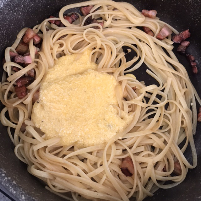 Ajoutez le mélange oeuf et parmesan