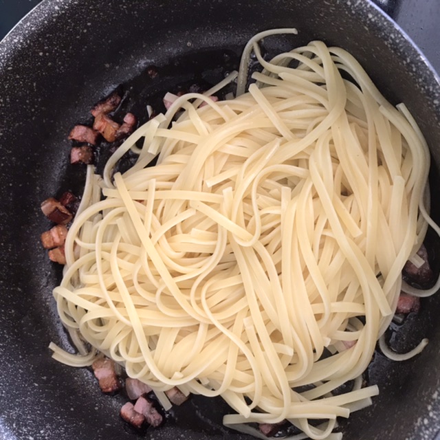 Ajoutez les spaghettis aux lardons