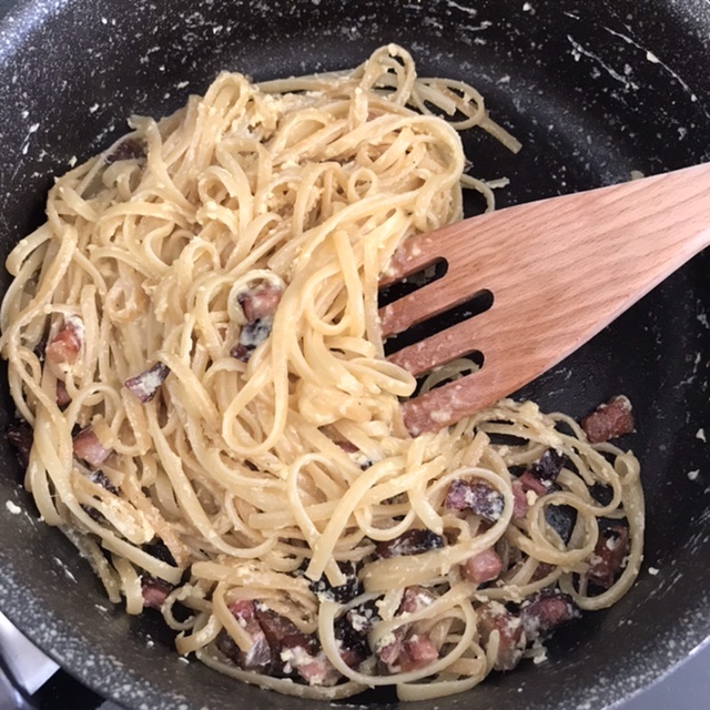 Mélangez bien les spaghetti avec le lardon, l'oeuf et le parmesan