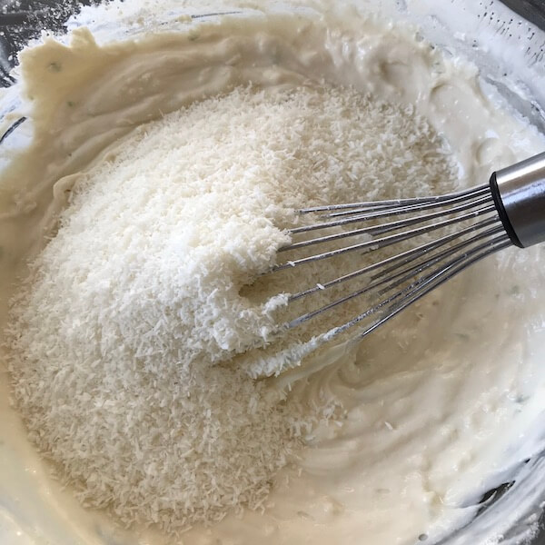 Cheesecake au noix de coco : ajouter la noix de coco râpée