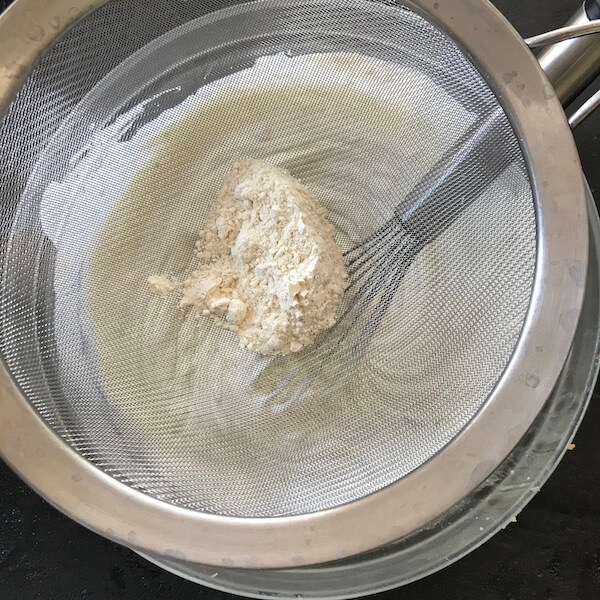 Cheesecake au noix de coco : ajouter la farine tamisée