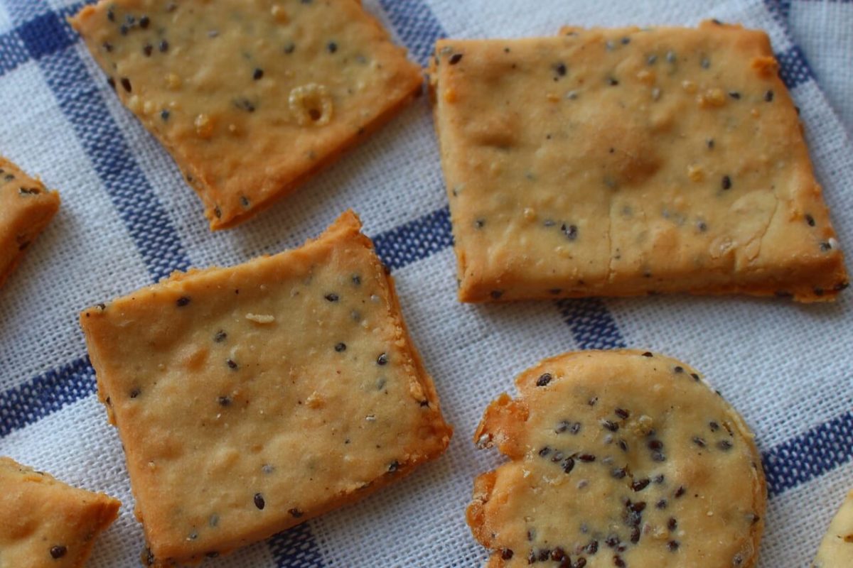 Crackers aux graines et au fromage râpé