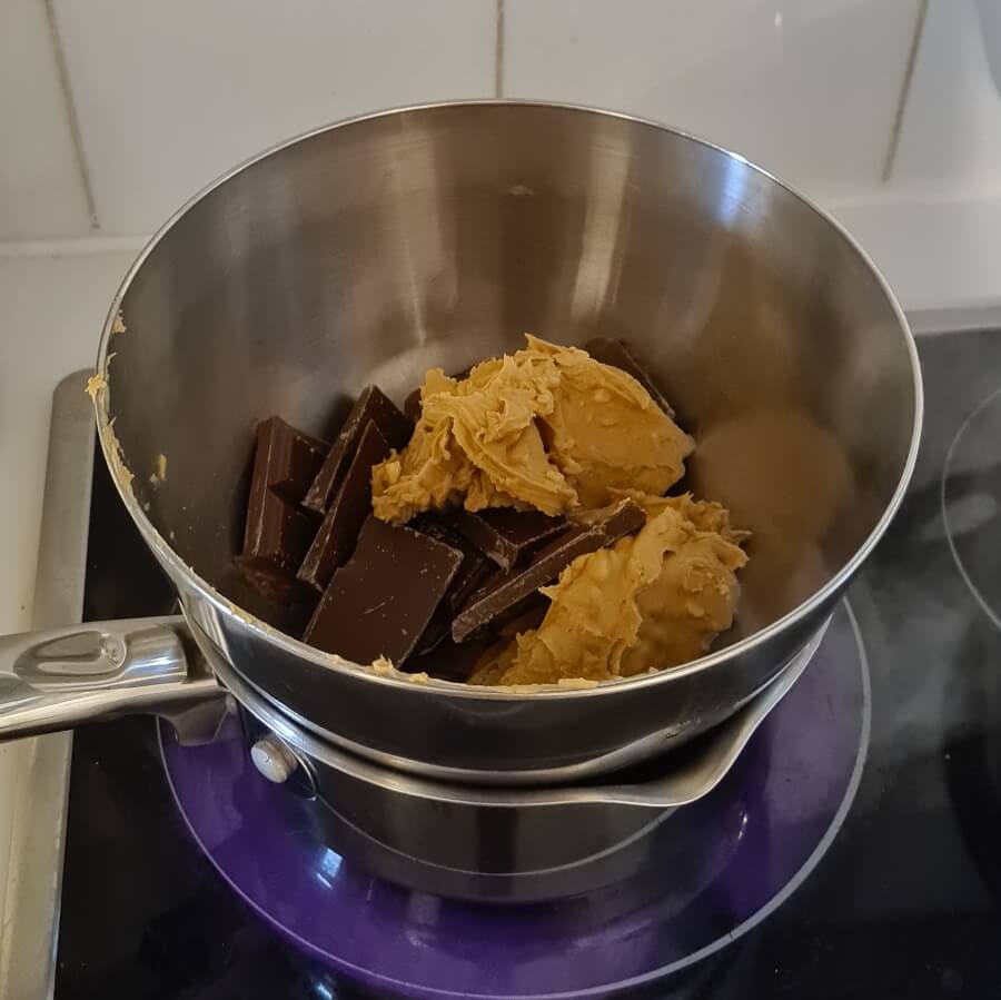 Faire fondre le chocolat avec le beurre de cacahuète
