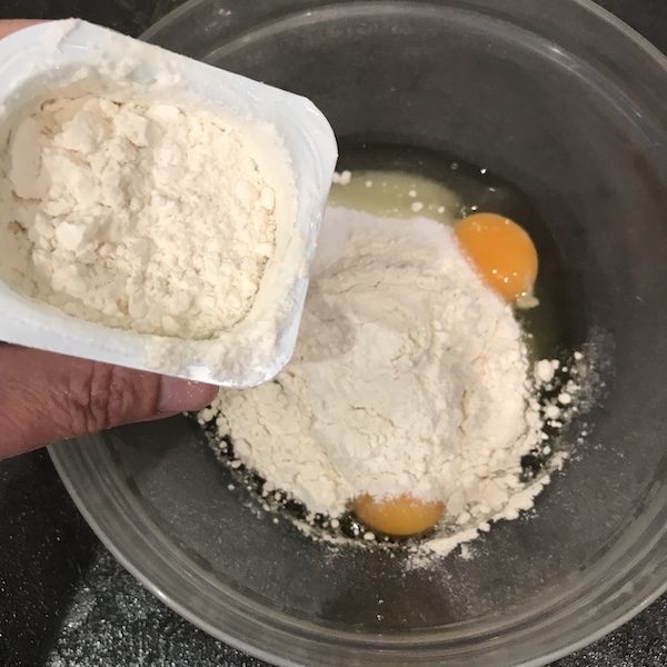 Gâteau au yaourt marbré : ajouter la farine