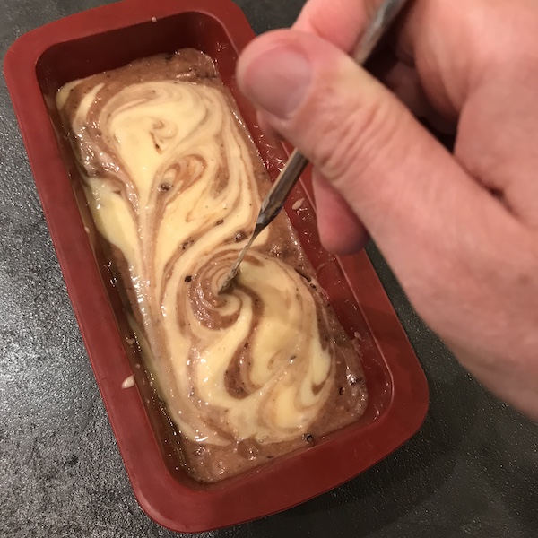Gâteau au yaourt marbré : faire du marbre avec un couteau