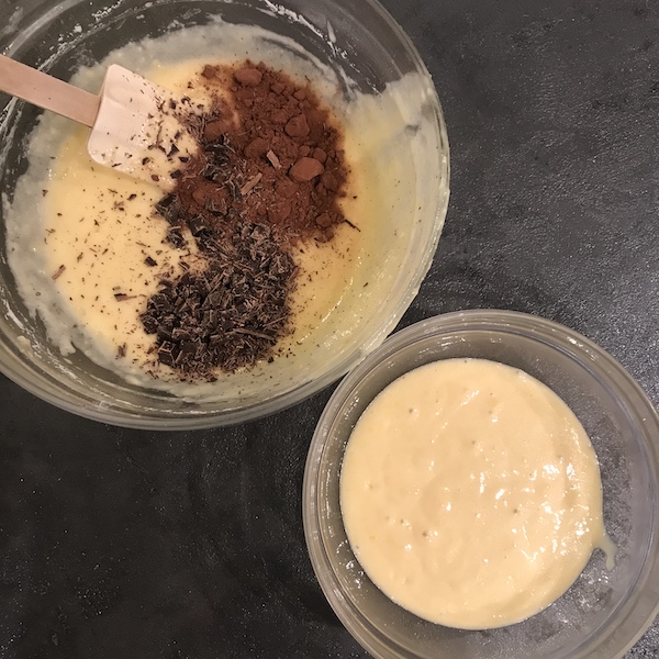 Gâteau au yaourt marbré : séparer la pâte en deux