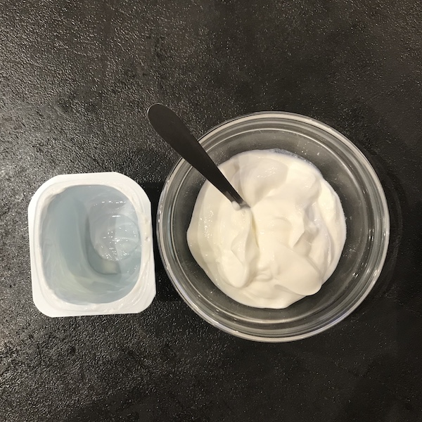 Gâteau au yaourt marbré : verser le yaourt dans un bol