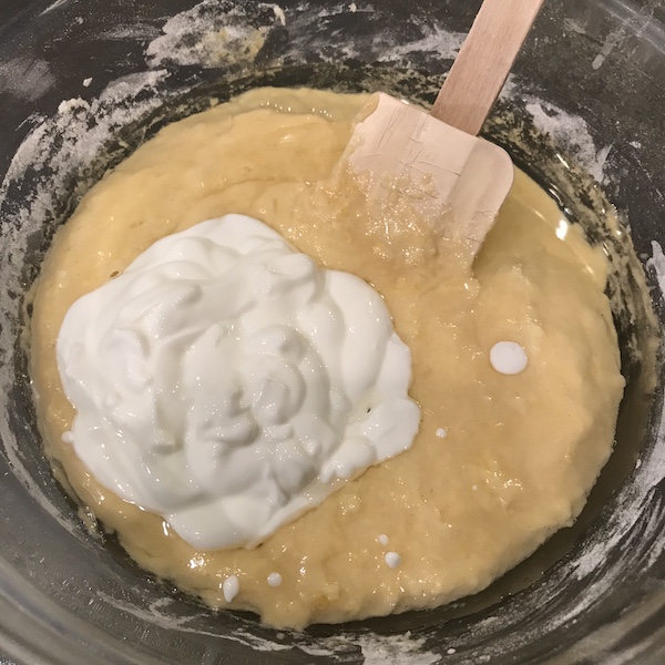 Gâteau au yaourt marbré : ajouter le yaourt à la pâte