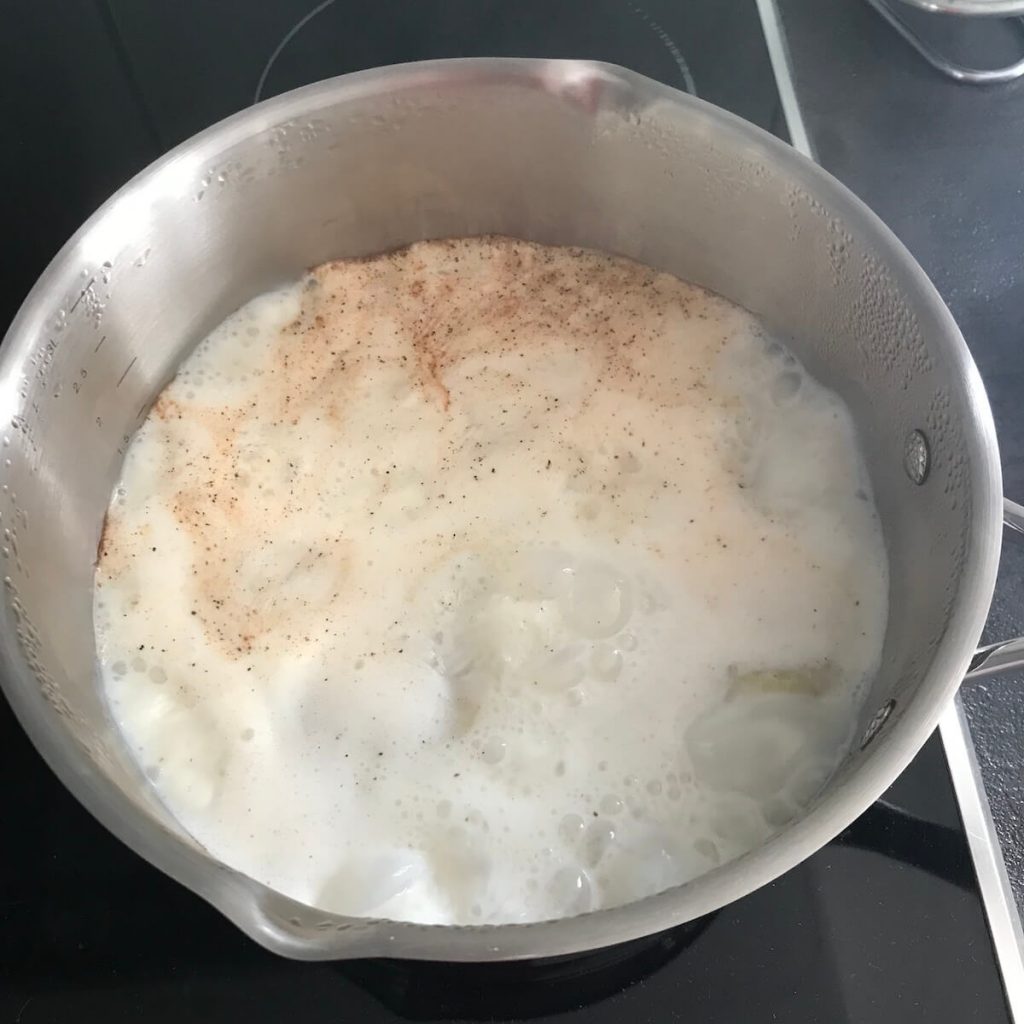 Gratinée de pommes de terre au fromage à raclette et aux lardons : cuire les pommes de terre dans le lait