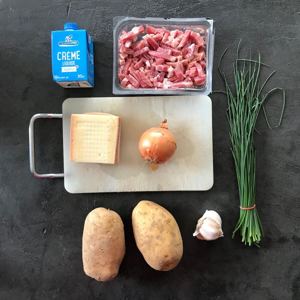 Ingrédients pour le gratinée de pommes de terre au fromage à raclette et aux lardons