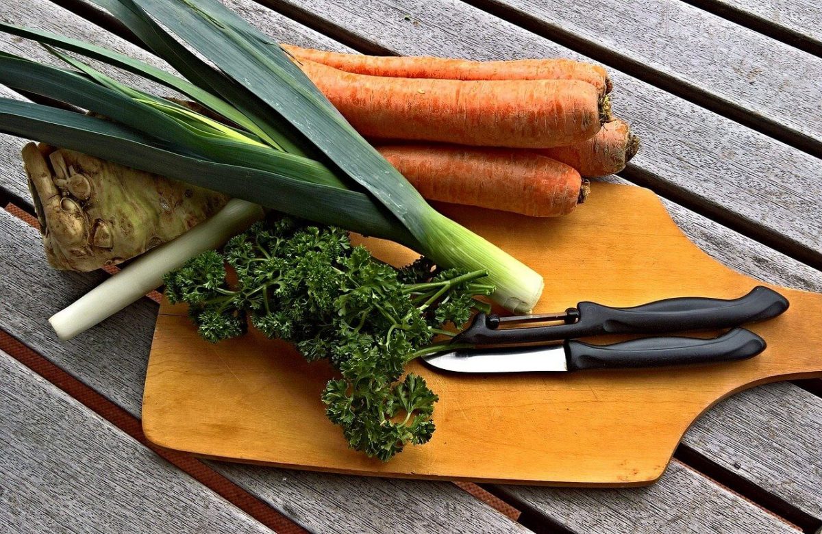 bouillon ou soupe maison avec des épluchures de légumes