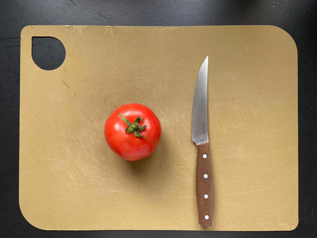 tomate sur une planche à découper