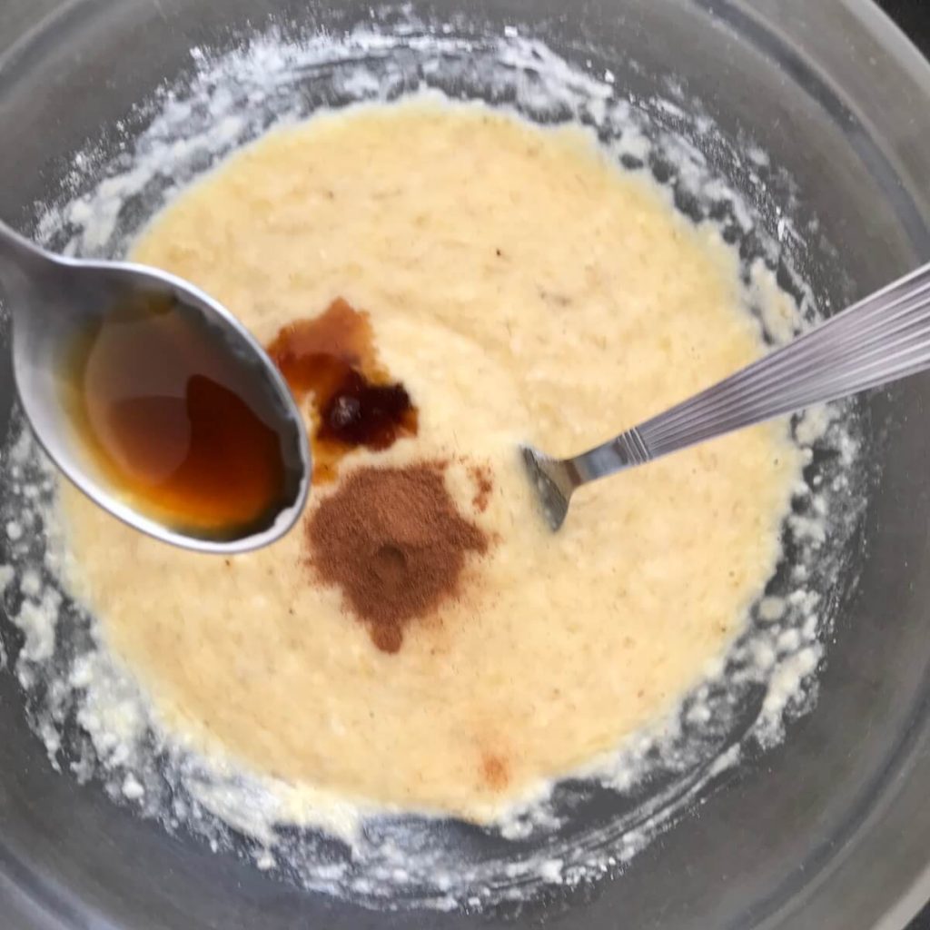 Muffins à la banane, chocolat et noix de coco : ajouter la cannelle et la vanille