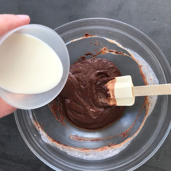 Petites crèmes au chocolat : ajoutez le lait
