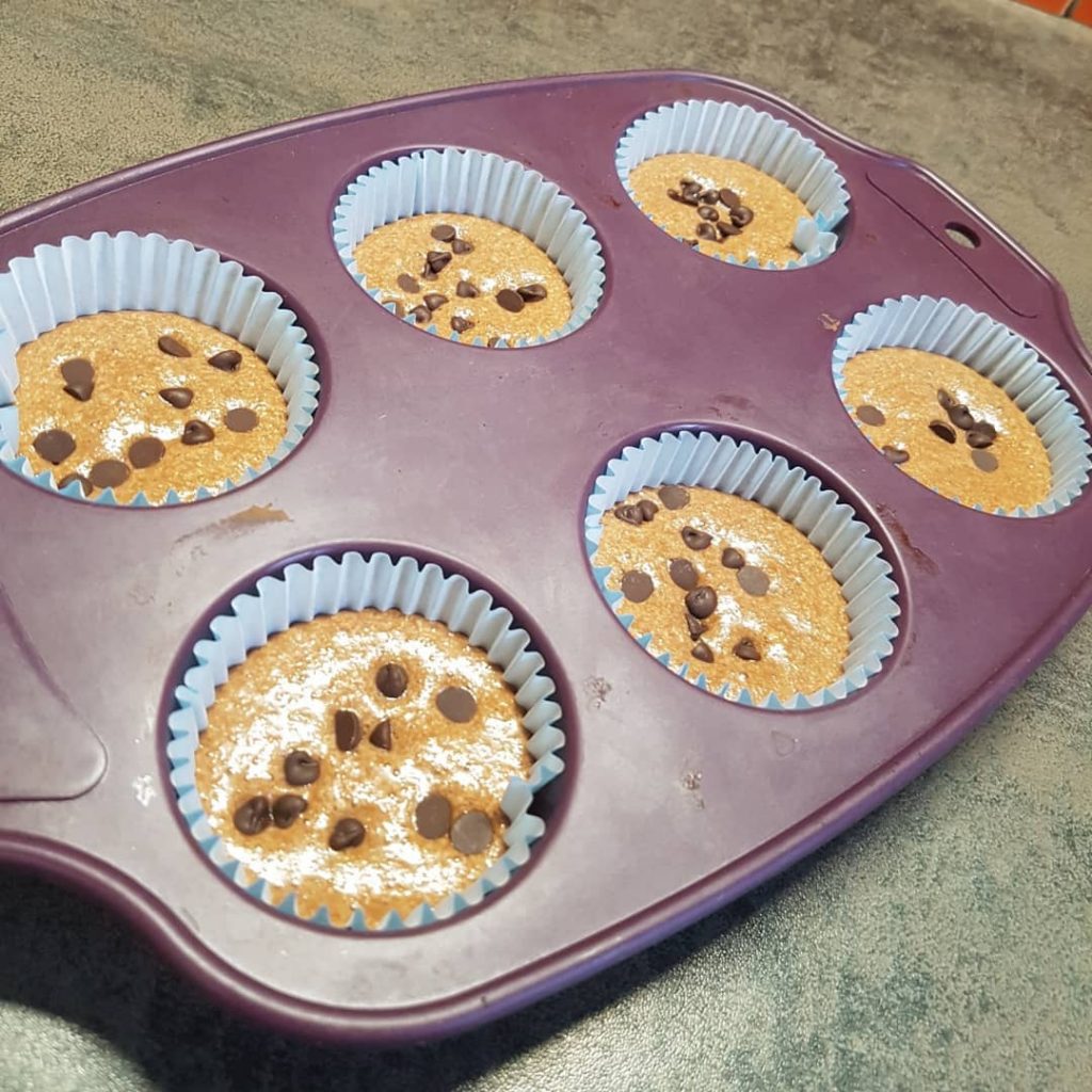 Préparation des muffins au chocolat et courgettes