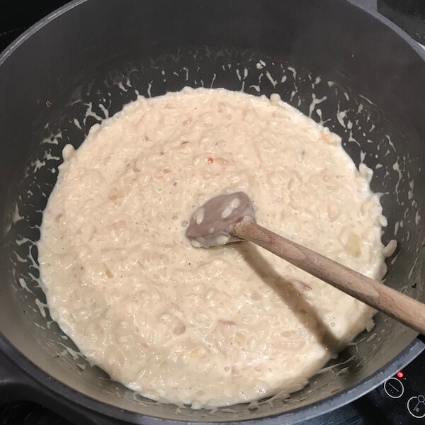 Ajoutez la crème et le parmesan au risotto