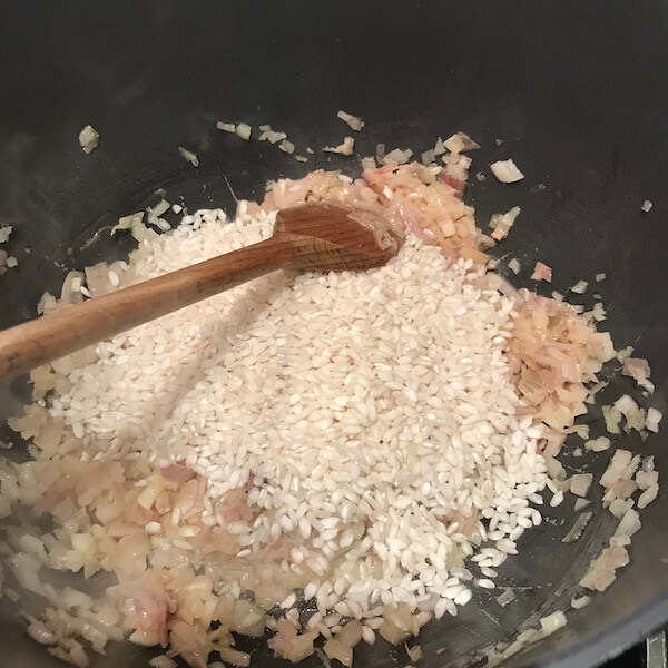 Ajouter riz aux échalotes