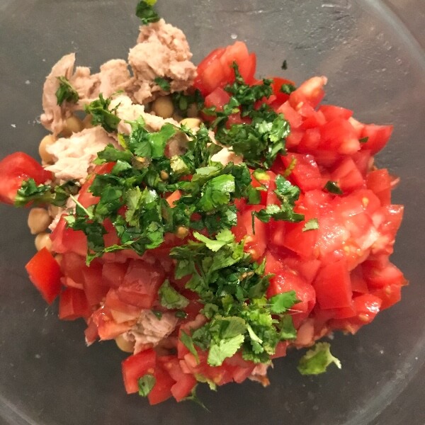 Salade de thon, pois chiches et tomates : ajouter la coriandre