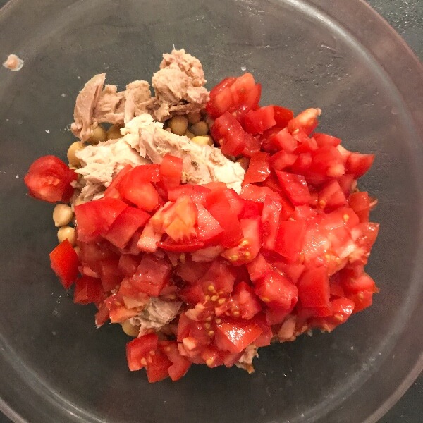Salade de thon, pois chiches et tomates : ajouter les tomates