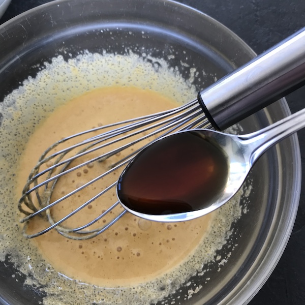 Ajouter vanille dans le mélange jaune d'oeufs