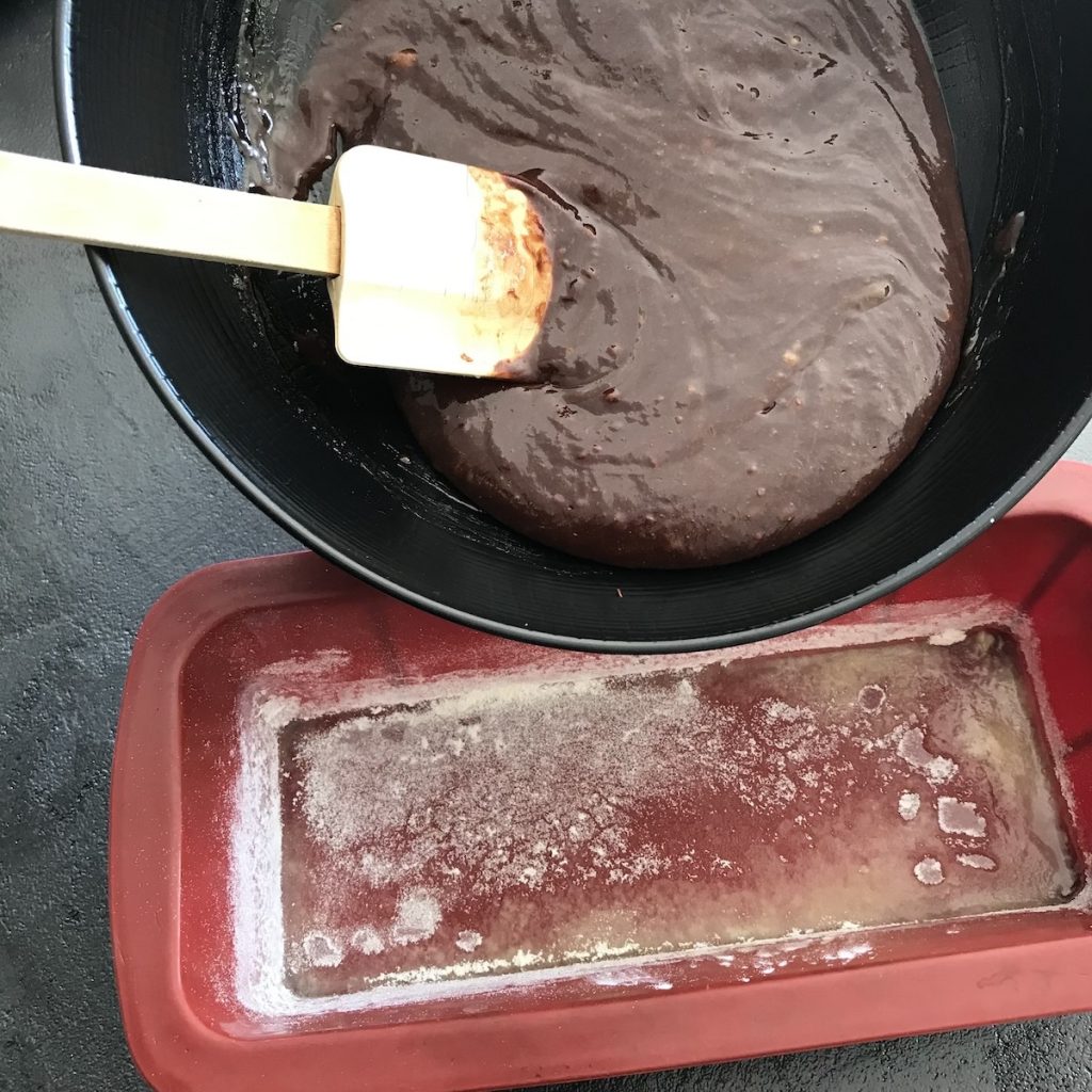 Verser le chocolat dans moule à gateaux